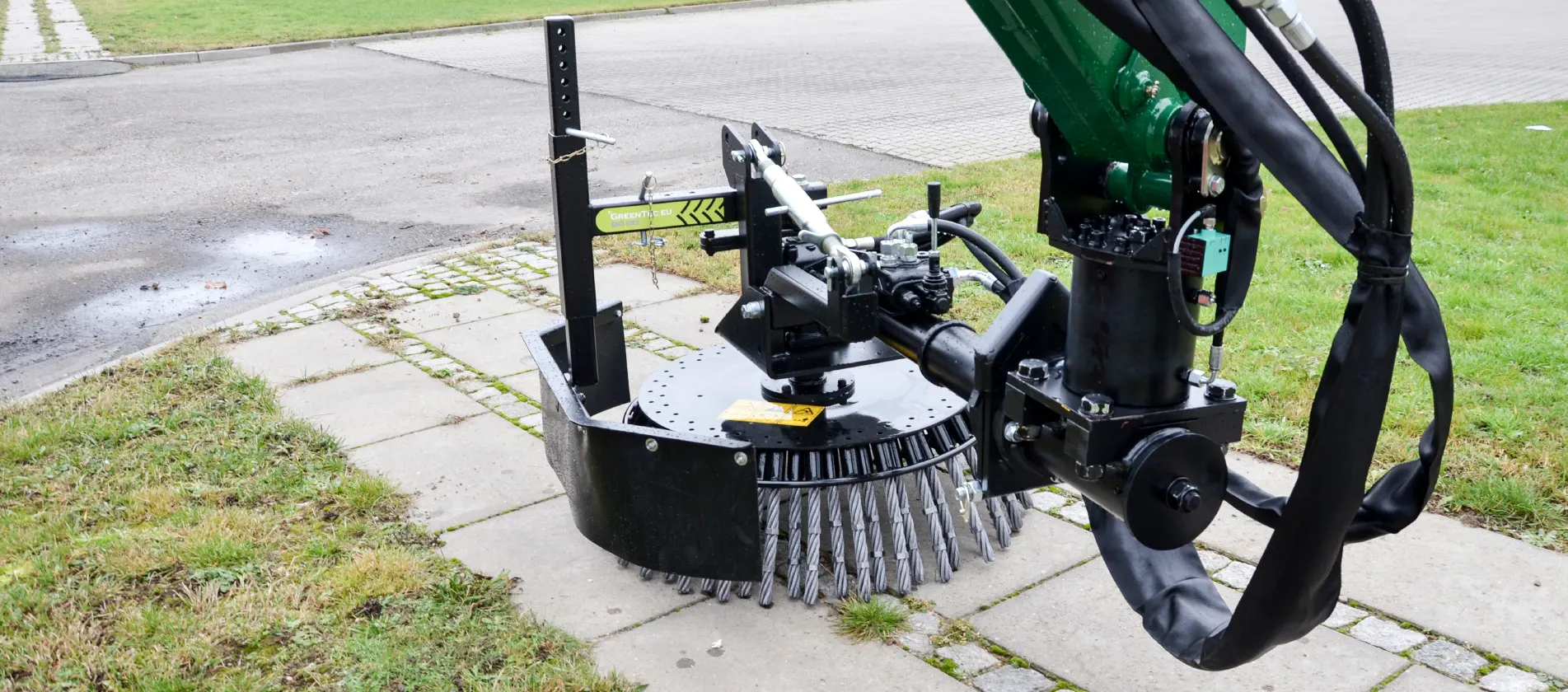 Effektiv rengøring af fortove og gader med en GreenTec fejemaskine