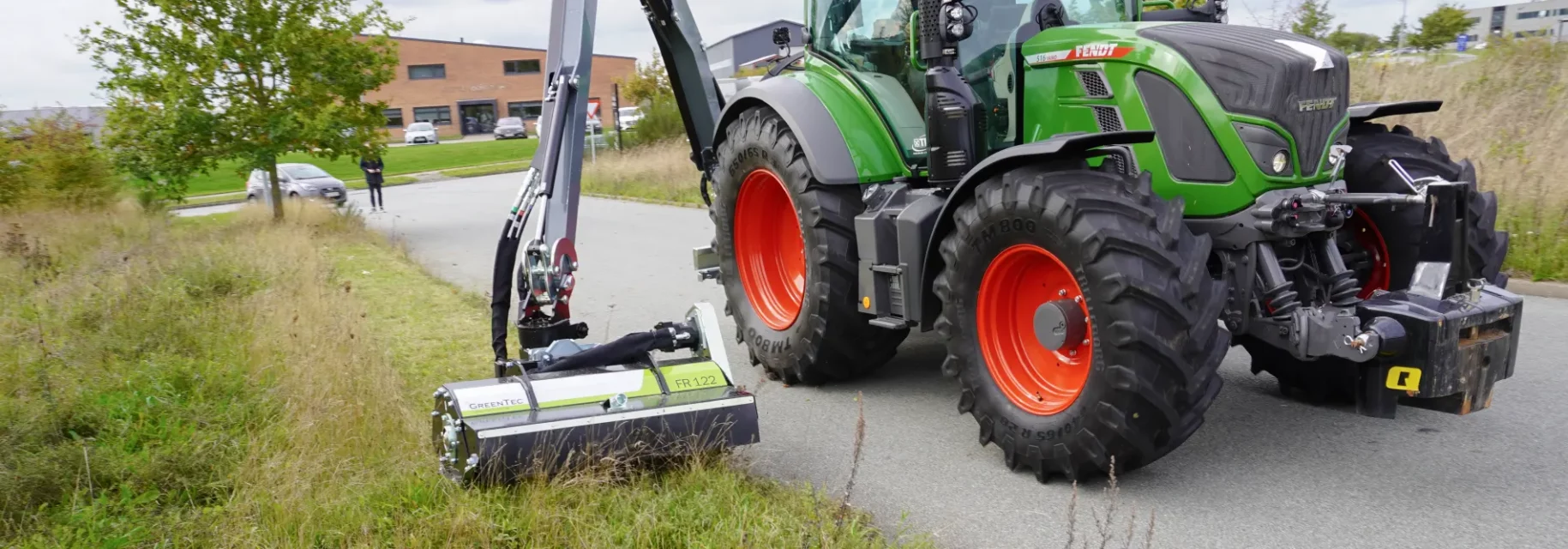 Hydraulisk slagleklipper monteret på traktor
