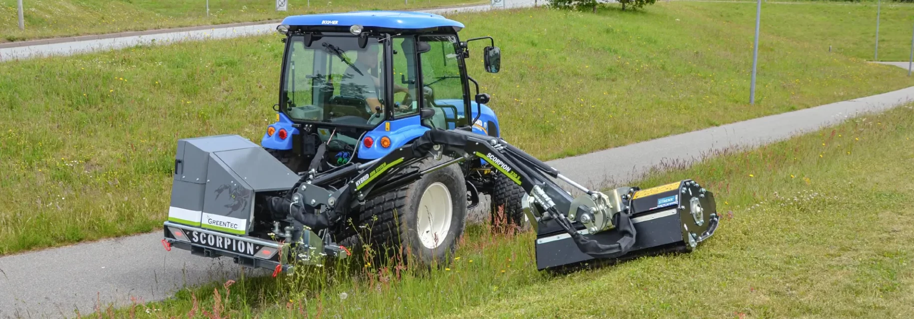 Hydraulisk slagleklipper monteret på lille traktor