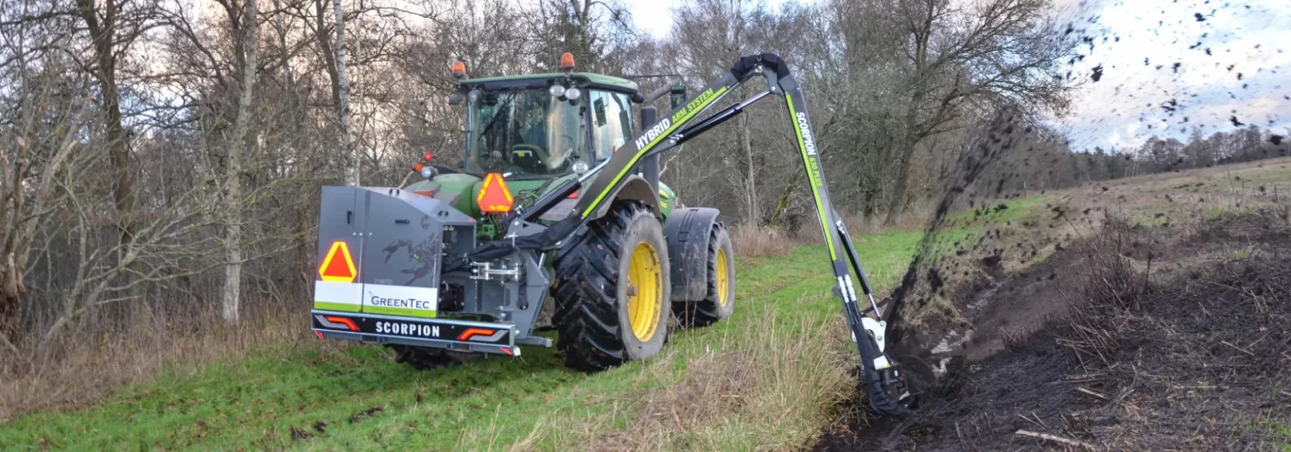 Hydraulic ditch cleaner mounted on tractor