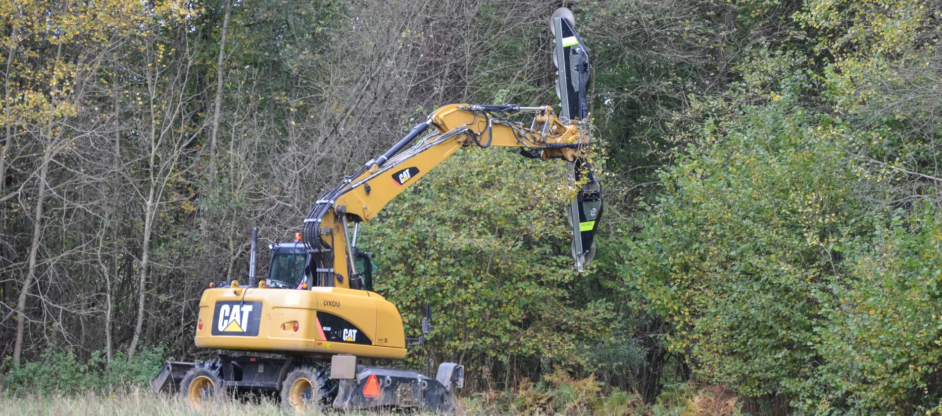 Hydraulic tree saw mounted on a CAT M313D excavator