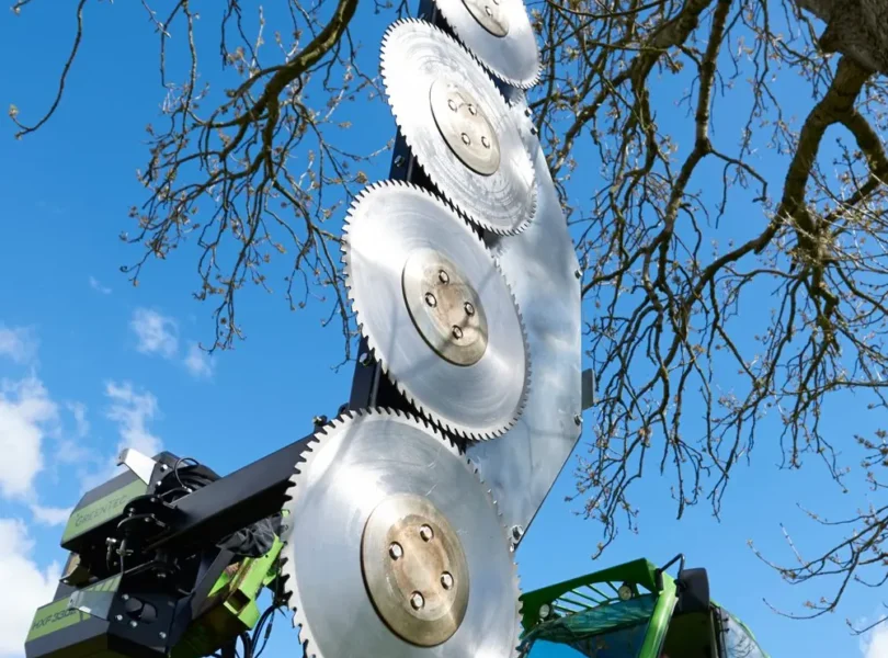 4 circular blades in a line