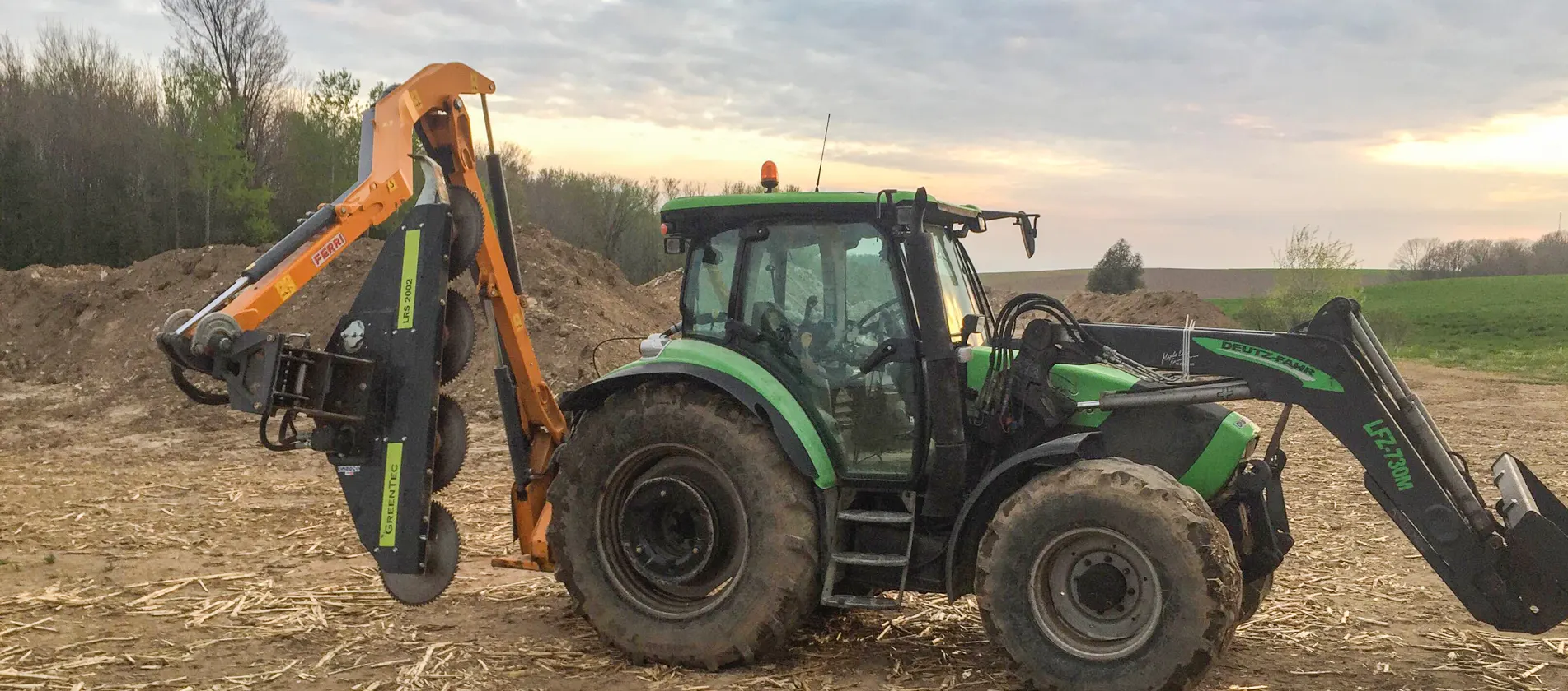 Hydraulisk hegnsklipper monteret på traktor