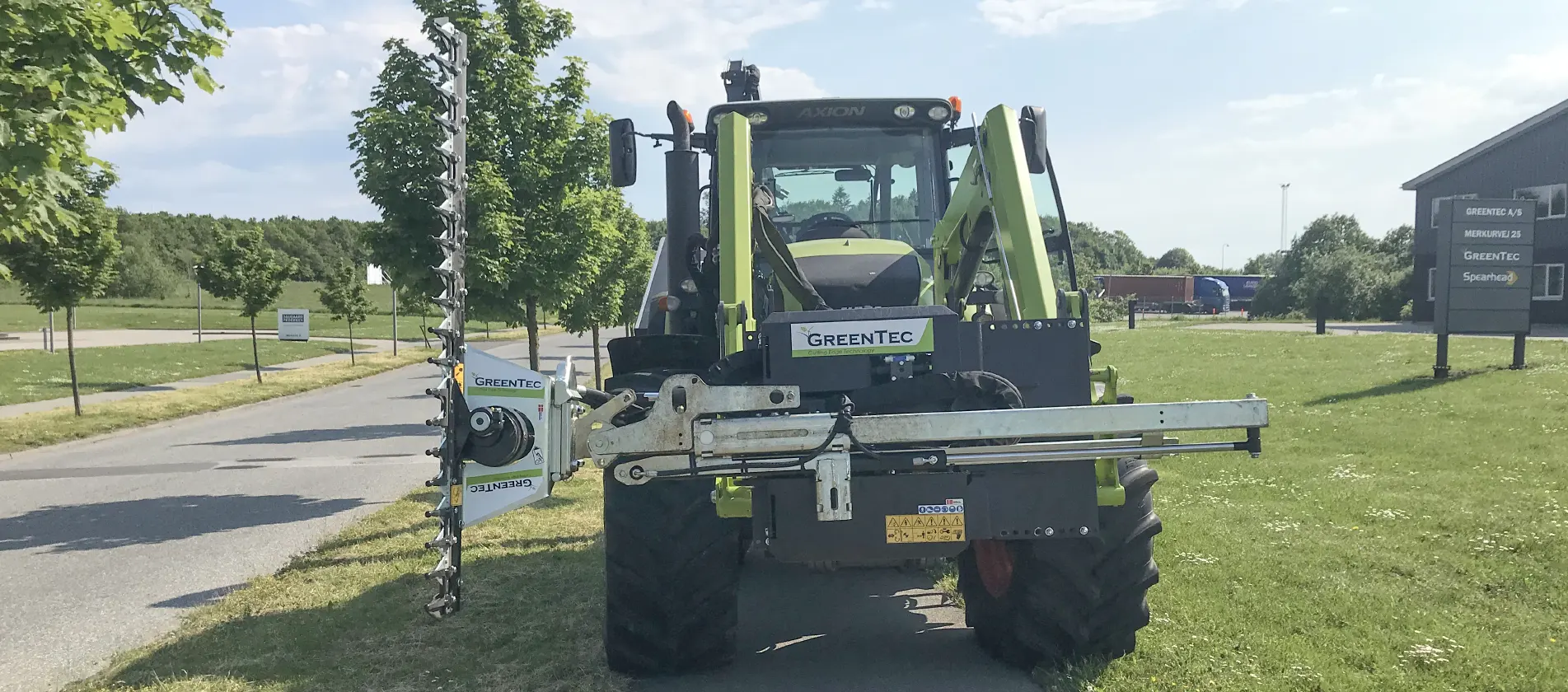 Hydraulic hedge trimmer attachment for front end loader