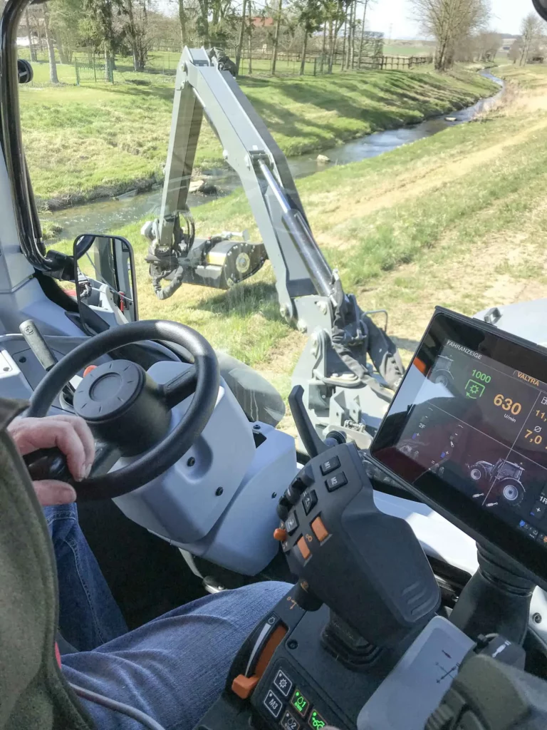Reverskørsel med GreenTec armklipper og Valtra traktor