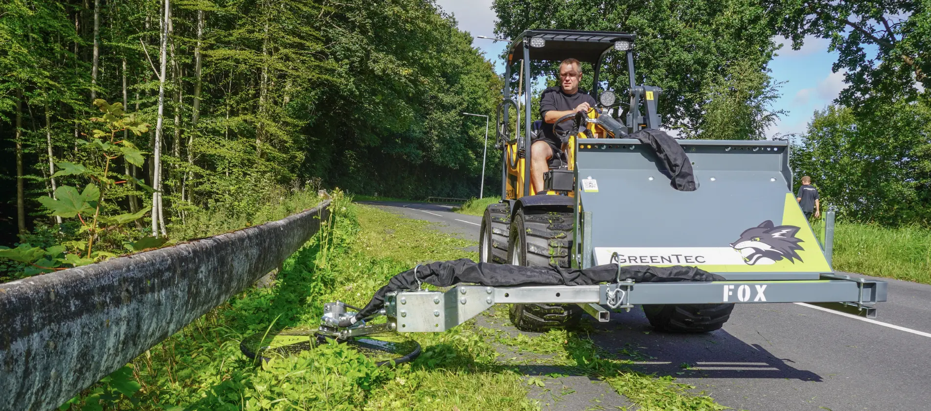 Machinery for mowing under guardrails
