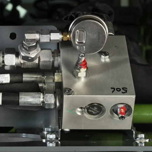 Puma 3303 standard equipment – Oil flow divider