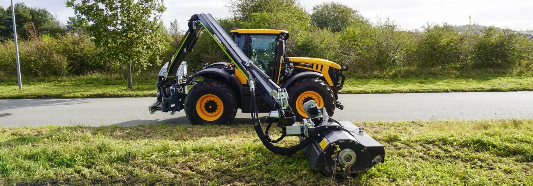 Slope mower mounted on tractor