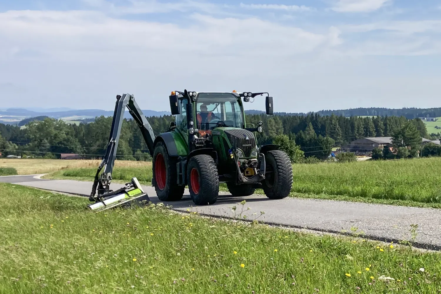 Grass maintenance in verges with hydraulic flail mower